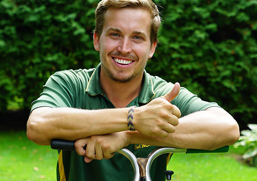 Technicien Weed Man et son épandeur à engrais